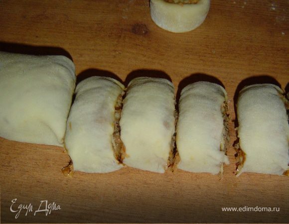 Свернуть тесто в рулет,порезать не очень широкими кусочками. Со второй половиной теста поступаем так же как и с первой.