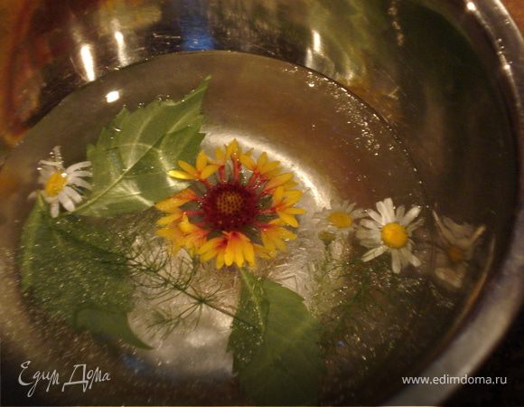 Нам понадобятся две миски разного диаметра. В большую глубокую миску наливаем немного воды, в воду помещаем цветы и листья и отправляем в морозильную камеру.
Когда образуется лед, достать миску из морозильной камеры и разместить внутри нее миску меньшего диаметра. Закрепить ее при помощи клейкой ленты. Теперь нужно залить охлажденной водой и разместить цветы и листья. Ставим в морозильную камеру на 2 -3 дня.
Через три дня достаем миски из морозильной камеры, убираем клейкую ленту и окунаем миску в кипяток, чтобы высвободить ледяную чашу.
Чашу можно хранить в морозильной камере до момента подачи к столу.
  Вот и весь процесс изготовления чаши-красавицы!