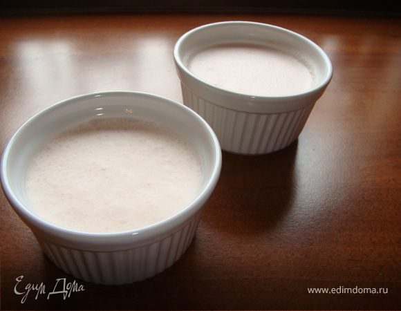 Сначала надо замочить желатин в стакане холодной кипяченой воды до набухания. Затем мы его распускаем на водяной бане, если есть комочки - процедить. Соединияем с молоком, ванильным сахаром, доводим до кипения. Полученную массу надо остудить и взбить миксером, но предварительно в нее можно добавить любой краситель, я добавила свекольный сок. Сливки также взбиваем и соединяем с желированной массой. Все это перекладываем в формочки и отправляем в холодильник, пока не застынет! С этого места для меня наступает интригующий момент - "Застынет , не застынет ", дверца холодильника больше открыта, чем закрыта, потому как я постоянно исследую массу, которая должна застыть, но не всегда результат положительный, но в данном случае все впорядке, проверено!  
