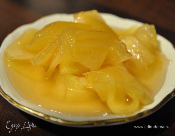 Яблоки мелко порезать, сбрызнуть лимонным соком, выложить в сотейник, посыпать сахаром,добавить воды и варить на медленном огне 15 минут.