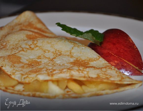 На одну половинку блинчика выложить яблоки и накрыть второй.
Приятного аппетита!