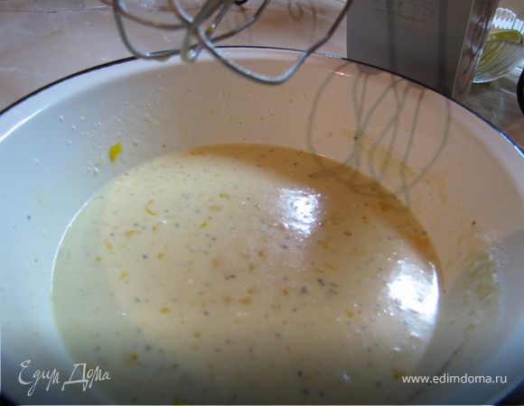 В тесто добавляем соль и специи, размешиваем, постоянно увеличивая скорость миксера, взбиваем 2 минуты.