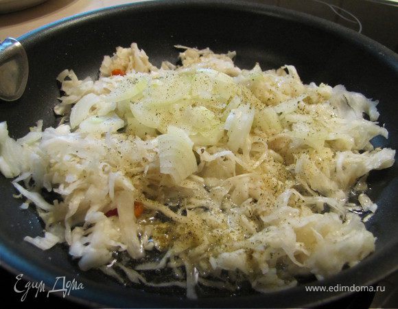 Квашенную капусту вкладываем на сковороду, добавляем лук и специи, можно добавить сахар.