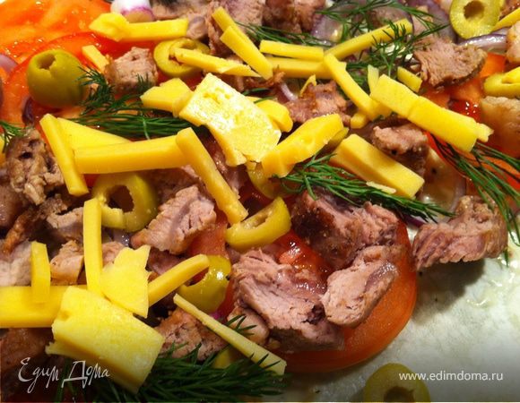 затем мясо, зелень, оливки и сыр