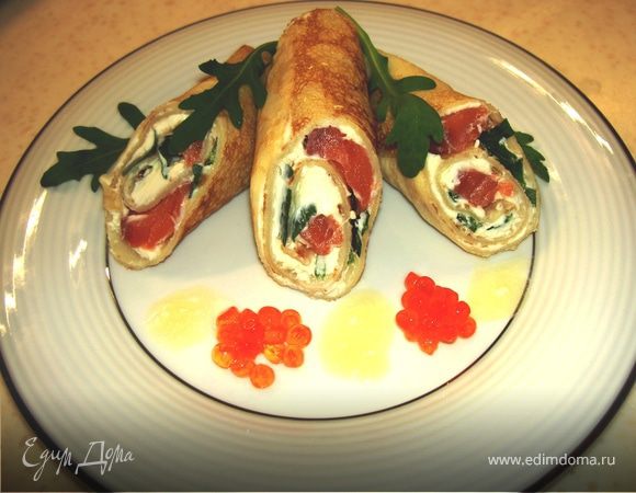 Плотно сворачиваем блин в ролл и режем на три части по диагонали. Смешиваем (в блендере иил венчиком) равные части оливкового масла и лимонного сока, сбрызнем блин и сверху немного красной икры.