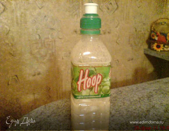 Берем бутылку с дыркой в крышке, наливаем в нее тесто и делаем на сковороде любые узоры. 