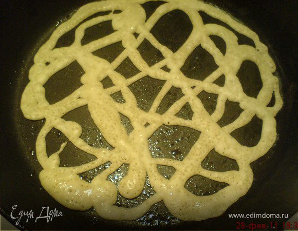 Таким способ блины пекутся намного быстрее, главное — вовремя перевернуть. Сложите стопкой, смазав каждый блинчик сливочным маслом. 