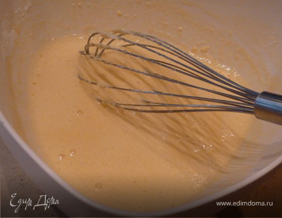 Разогреть духовку до 220С, поставить пустую сковородку и нагреть. Взбить яйца, добавить молоко, муку, соль, сахар.