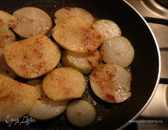 Вынуть сковороду, положить кусочек масла и хорошо смазать, вылить тесто и поставить в духовку на 20 минут. 
