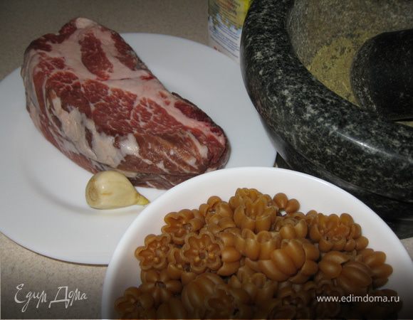 Приготовить все ингредиенты...Чеснок очистить от кожуры, шепотку чабреца и розмарина  растереть в ступке.