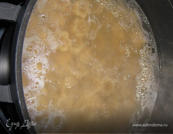 Закипятить воду и добавить растителььное масло. Отварить макаронцы, слить воду.