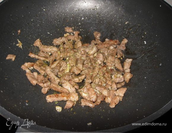Мясо нарезать соломкой и отправить на хорошо разогретую сковороду (у меня WOK). Постоянно помешивая, на сильном огне жарим мяско до золотистой корочки, заправляем чесноком(тертым) и  травками. Добавляем соль перец по вкусу. 