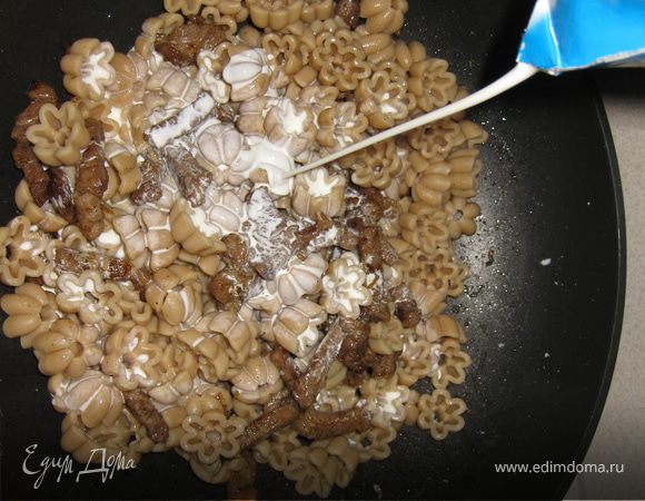 Соединить мяско и макаронцы вместе, добавить сливки и перемешать.