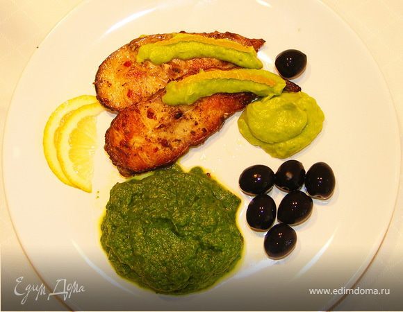 Сомика обжарить на оливковом масле с двух сторон.Шпинат отварить в подсоленной воде и измельчить в блендере со сливками.Быстренько выложить всё на тарелку и кушать))Приятного аппетита!