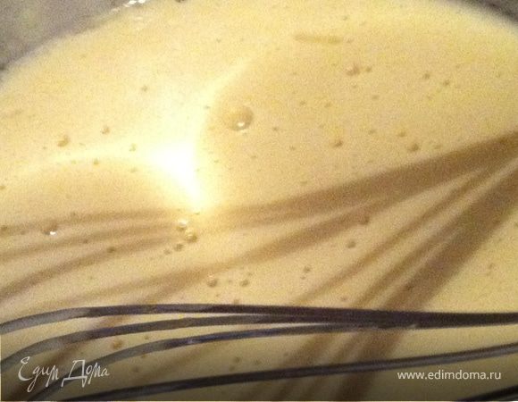 Стакан муки, стакан молока, 1 яйцо, щепотка соли, 2 ч.л. сахара, сода гашеная уксусом 1 ч.л., растительное масло.