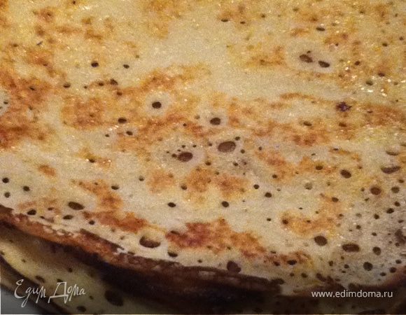 Разогретую сковородку смазываем маслом, кому как удобнее, я на этот раз воспользовалась луковицей. И начинаем жарить блины. У меня получились в меру тонкие и кружевные 6 красавцев-блинов, спасибо свекрови и приятного всем аппетита!