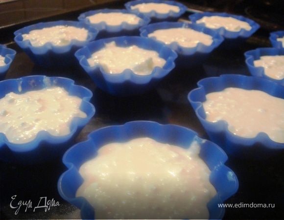 В смазанные маслом формочки для кексов выкладываемтворожную массу,