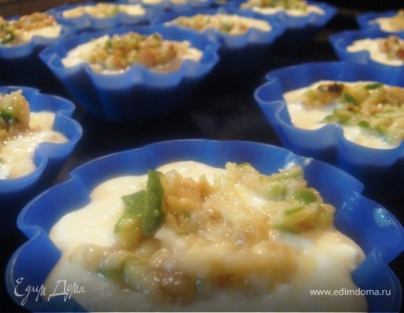 сверху перетертое с сахаром фейхоа