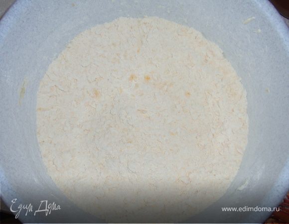 Муку и соль просеять в миску. Перетереть сливочное масло с мукой. Влить желток и 2 ст.л холодной воды. Замесить тесто. Скатать тесто в шар, завернуть в пищевую пленку и положить в холодильник минимум на 30 минут.