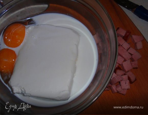 Растереть творог с желтками. Добавить сливки, мелко порезанную ветчину.