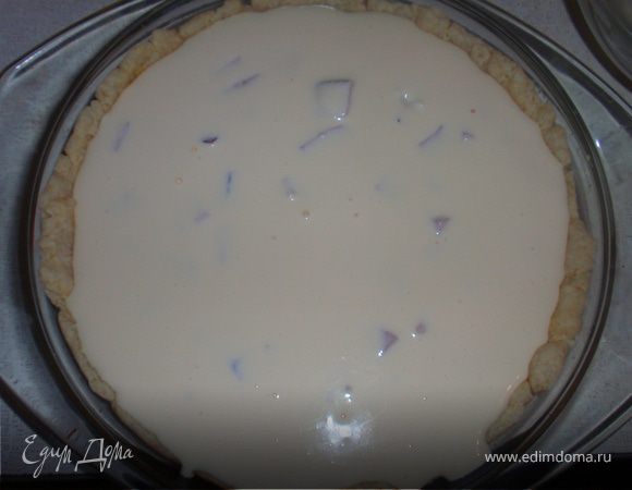 Тесто раскатать в круг диаметром чуть больше формы для выпечки. Уложить в форму так, чтобы были закрыты дно и бортики. Выпекать при температуре 180 градусов 20 минут (или в микроволновке : выпекать 10 минут при мощности 30% в режиме горячего воздуха 180 градусов. Микроволны + конвекция). Белок взбить с солью и аккуратно ввести в творожную массу. Выложить начинку на пирог.