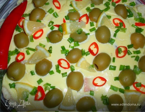 Посыпаем пирог порезанным тоненькими кольцами  перцем чили, зеленым луком. И украшаем дольками лимона.