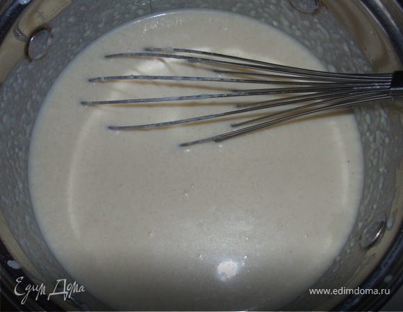 В кастрюлю с кипящим молоком всыпать манную крупу, добавить сливочное масло. Выключить газ, запарить крупу, а затем остудить. Добавить в манную кашу муку, кефир, яйца, соль, сахар, ванильный сахар, оливковое масло (подсолнечное). 