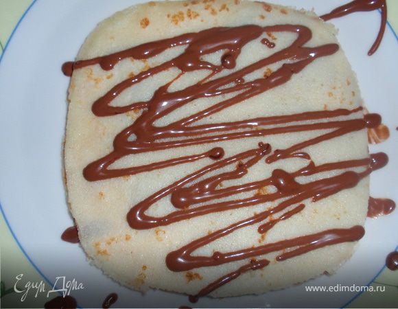 Нагреваем сливки, но не доводим до кипения. Отправляем в сливки шоколад, мелко поломанный, и мешаем до полного растворения. Смазываем каждый блин шоколадом.