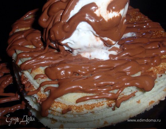 Верхний блин щедро поливаем шоколадом и украшаем шариком ванильного мороженного. Приятного аппетита!!