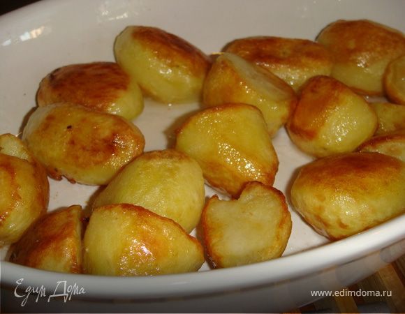 Картошку почистить, полить растительным маслом и поставить в духовку при температуре 200 С на 30-40 мин, периодически переворачивая, в конце присыпать крупной солью.