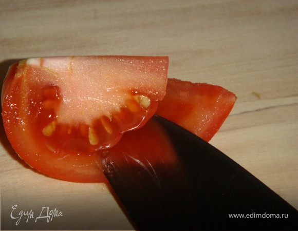 Пока готовится картошка приготовим соус. Помидоры ошпарить кипятком, очистить кожуру, нарезать ломтиками и удалить сердцевинку с семенами и жидкостью после чего мелко порубить, добавить петрушку, хрен, имбирь.