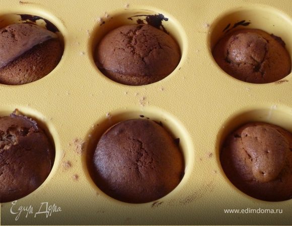 Шоколад растопить на водяной бане и немного остудить. Формы для маффинов смазать маслом и посыпать мукой. Масло, сахар, 

ванильный сахар и соль хорошо смешать миксером. Добавать по одному яйца, затем шоколад. Муку перемешать с разрыхлителем и 

вместе с молоком быстро вмешать в тесто. Я добавила еще 1ч.л. какао, т.к. мне показалось, что тесто не очень темное. 

Распределить тесто по формочкам и запекать в предварительно разогретой духовке при 175°C  20-25 минут.