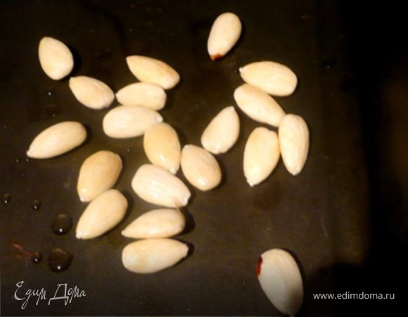 Очищенный миндаль подрумянить пару минут в духовке (180) или на сковороде и крупно его нарубить. 
