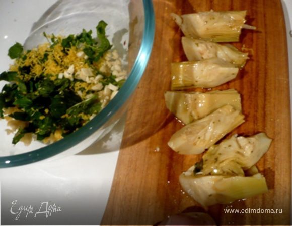 Хлебную корку измельчить в процессоре или кофемолке. Если хотите сделать чиабатту сами вот ссылка. Это ПРОСТО! http://www.edimdoma.ru/recipes/18551 Пермешать с миндалем, мятой, лимонной цедрой, чесноком, артишоками. Добавить 2-3 ст.л. оливкового масла, посолить и поперчить.
