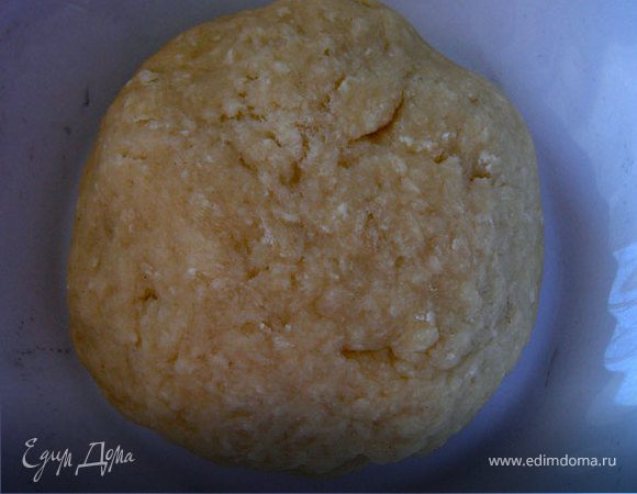 100 г пшеничной муки просеять и заварить кипящим молоком (1 стакан), тщательно размешать. Получится довольно плотный колобок теста.