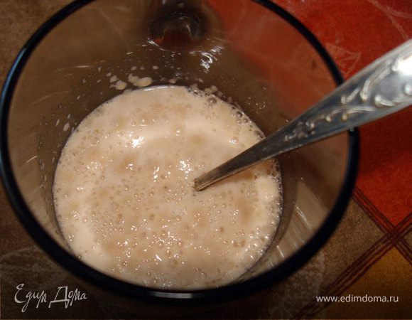 Пока тесто немного остывает, разведем дрожжи в половине стакана молока с сахаром. Когда тесто станет теплым, добавить дрожжи, все хорошо вымешать и поставить в теплое место. Дать тесту подняться.