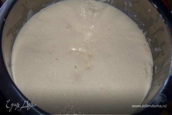 Когда тесто поднимется, добавить остальную муку, вскипятить оставшееся молоко с 30 г сливочного масла и эту смесь влить в тесто, тщательно перемешать. Вмешать желток и дать подняться еще раз.