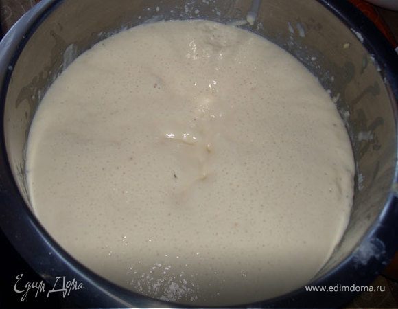 Когда тесто поднимется, добавить остальную муку, вскипятить оставшееся молоко с 30 г сливочного масла и эту смесь влить в тесто, тщательно перемешать. Вмешать желток и дать подняться еще раз.