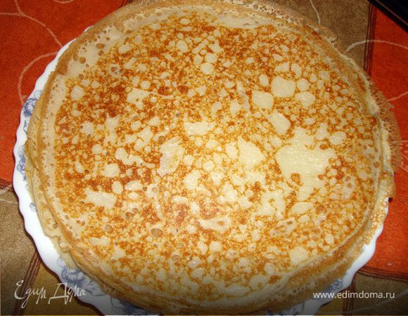 Испечем блины на небольшой блинной сковородке. Блины очень нежные — переворачивайте осторожно!