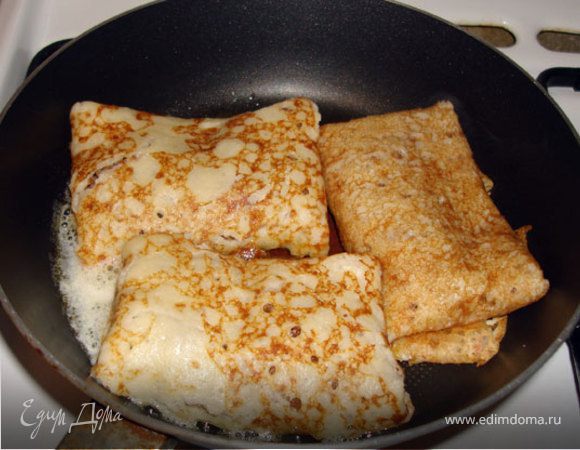 Начиним блины, свернем конвертиками, немного обжарим. Блины хорошо сворачиваются только остывшими..