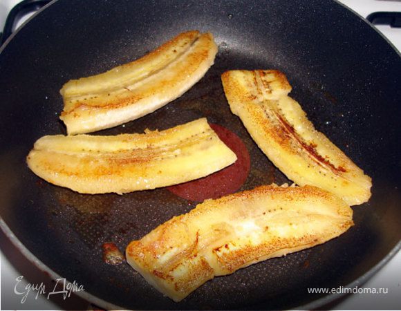 Бананы разрезать и обжарить на сливочном масле.