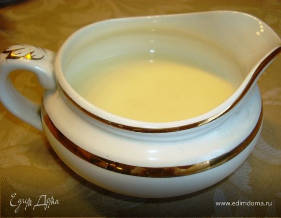 Крем:
Стручок ванили разрезать вдоль на две части, раздавить слегка ножом и добавить в молоко. Довести до кипения, снять с огня и отставить. Остудить. 
Взбить яйца с сахаром в кастрюльке. Добавить муку и хорошо перемешать. Поставить на огонь и тонкой струйкой,  постоянно помешивая, вливать остывшее молоко, убрав из него ваниль. Довести смесь до кипения, но не дать закипеть. Крем охладить, еще раз взбить.
В то случае, если ванили у вас нет, то используйте ванилин или ванильный сахар. Тогда система приготовления будет немного другая. В кастрюльке взбить яйца с сахаром, добавить ванилин или ванильный сахар и муку, все хорошо перемешать. Влить холодное молоко, поставить кастрюлю на огонь и при постоянном помешивании, на медленном огне, довести крем до кипения, но не кипятить… Крем охладить, еще раз взбить.

