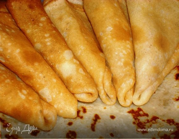 Блинчики:
Взбить блендером бананы в пюре, добавить яйца, сахар, соль и половину кефира (простокваши). Добавить муки столько, чтобы получилось тесто как очень густая сметана. Развести его оставшимся кефиром (простоквашей или водой) до нужной консистенции.  В этом случае, отсутствие комочков – гарантировано;) Добавить соду, перемешать, накрыть крышкой и отправить в холодильник на 1 час. По истечении времени достать тесто, добавить в него растительное масло и хорошо перемешать. Сковороду смазать только для первого блина, а потом они уже приставать не будут из-за добавленного в них масла.
