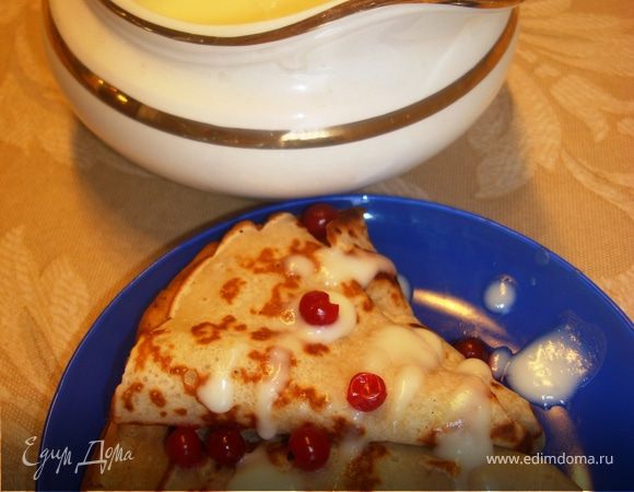 Ну вот, жаренные блинчики красивой, пахучей горкой высятся на тарелочке. В соуснике благоухает ванилью наш соус. А если украсить ягодками, то кислинка придаст некоторую пикантность нашему блюду;) Завариваем превосходный зеленый чай… И представляем, что мы празднуем Масленицу в … Китае ;))) Приятного аппетита!!!