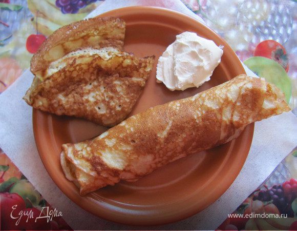 Все ингредиенты для теста соединить и взбить погружным блендером (можно и вручную, но при взбивании блендером тесто получается как-будто шёлковым, да и времени это занимает 1 минуту).
На растительном масле выпекаем блины. Тесто наливаем тонким слоем. Блины получаются кружевные, с дырочками. Я их поджариваю до хорошего коричневого цвета. Каждый блин смазываю растопленным сливочным маслом. Масло беру домашнее развесное, от такого масла блины приобретают хороший сливочно-молочный аромат и вкус!
Делаем начинку:
На раскаленную сухую сковороду выкладываем замороженные грибы, жарим пока не выпарится жидкость, затем добавляем немного растительного масла и порезанный мелкими кубиками лук, жарим до золотистого цвета, до корочки. Затем добавляем измельченную вареную грудку, небольшой кусочек сливочного масла, соль, перец. Держим на огне 1-2 минуты и выключаем. Добавляем тертый сыр, все перемешиваем и начинка готова.
Фаршируем блины начинкой. Я сворачиваю трубочкой, но вы можете это делать как вам угодно - конвертиком, треугольничком, мешочком.
Подавайте со сметанкой.
Это действительно очень вкусно. По такому рецепту я готова есть блины и без начинки, они превосходные! 