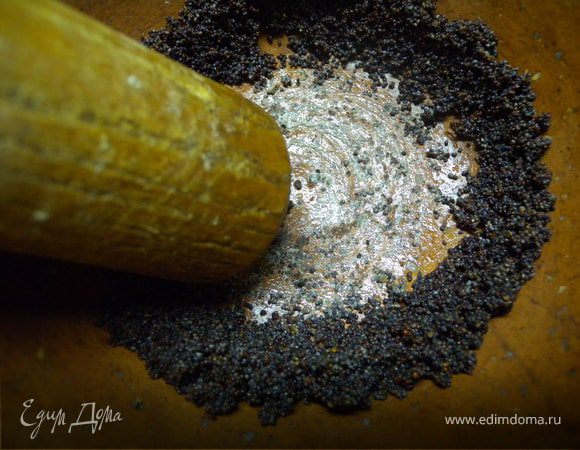 1 Вариант МАКОВОГО молока. Мак залить холодной водой. Оставить на 3 часа. Откинуть на сито. Дать полностью стечь воде. Очень тщательно растолочь в ступке. Добавить сахар. Дать постоять некоторое время.  Залить молоком. Процедить. 