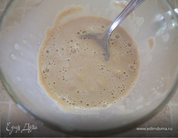 В кастрюле довести до кипения 0,5 стакана молока, 1 ст.л. масла. Всыпать 1 стакан гречневой муки. Заварить густое тесто. И дать ему остыть до комнатной температуры. 