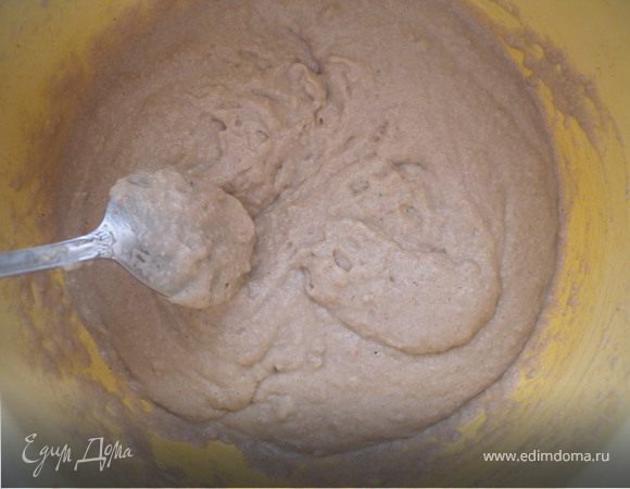 После этого в тесто влить разведенные в теплой воде дрожжи. Перемешать и дать подойти. 
