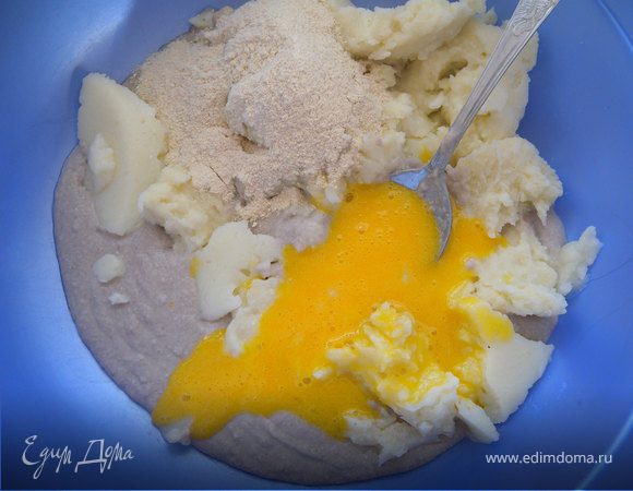 Добавить протертую пшенную кашу, остальную муку. Желтки протереть с сахаром. Добавить к тесту.Потом влить теплое молоко. Посолить.  Размешать. 