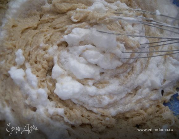 Белки взбить в пену. Добавить их в тесто и сразу выпекать блины.